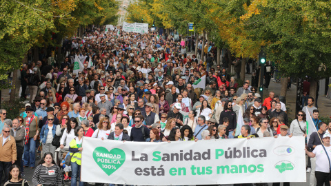 Manifestantes exigen la mejora de la Sanidad Pública en Granada, este domingo. Manifestantes exigen la mejora de la Sanidad Pública en Granada, este domingo.