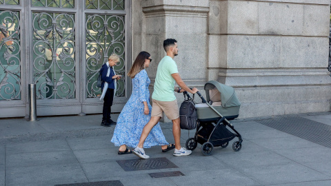 Dos personas pasean con un carrito de bebé, a 3 de octubre de 2024, en Madrid. Dos personas pasean con un carrito de bebé, a 3 de octubre de 2024, en Madrid.