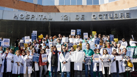 Médicos y sanitarios protestan durante una concentración a las puertas del Hospital 12 de octubre, a 2 de marzo de 2023, en Madrid (España). Imagen de archivo.