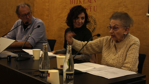 20/11/2024 - Blanca Serra al costat de l'advocada Sònia Olivella (Irídia) i el president d'Òmnium, Xavier Antich.