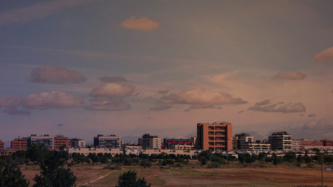 25/11/24 Los barrio PAU fueron edificados a partir del bum inmobiliario con un diseño en forma de malla, con mares de chalés unifamiliares o urbanizaciones cerradas generalmente en el exterior de las ciudades. 25/11/24 Los barrio PAU fueron edificados a partir del bum inmobiliario con un diseño en forma de malla, con mares de chalés unifamiliares o urbanizaciones cerradas generalmente en el exterior de las ciudades.