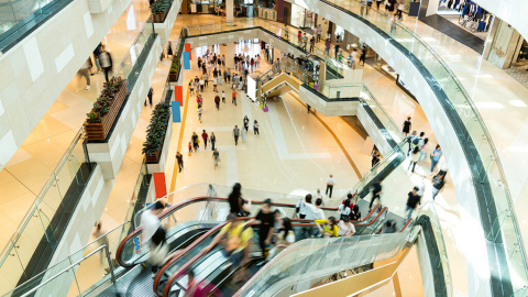 25/11/24 Los centros comerciales son también lugares emocionales para una generación y un tipo de gente que socializó en ellos 25/11/24 Los centros comerciales son también lugares emocionales para una generación y un tipo de gente que socializó en ellos