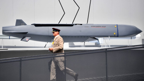 Un miembro del Ejército británico pasa junto a un misil Storm Shadow en el Salón Aeronáutico de Farnborough, al suroeste de Londres, el 17 de julio de 2018. Un miembro del Ejército británico pasa junto a un misil Storm Shadow en el Salón Aeronáutico de Farnborough, al suroeste de Londres, el 17 de julio de 2018.