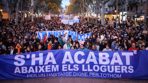 23/11/2024 - La capçalera de la manifestació per exigir la rebaixa dels lloguers.