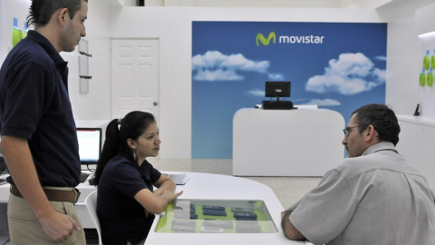 Un cliente es atendido en una tienda de la compañía Movistar, en una imagen de archivo. EFE/Jeffrey Arguedas Un cliente es atendido en una tienda de la compañía Movistar, en una imagen de archivo. EFE/Jeffrey Arguedas