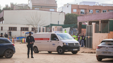 Varios vehículos frente al colegio que sufrió un derrumbe en Massanassa (València). Varios vehículos frente al colegio que sufrió un derrumbe en Massanassa (València).