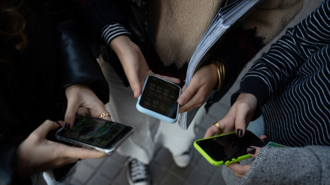 Varias personas usan el teléfono móvil, a 1 de febrero de 2024, en Barcelona, Catalunya (España) Varias personas usan el teléfono móvil, a 1 de febrero de 2024, en Barcelona, Catalunya (España)