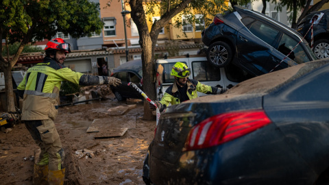 Dos bomberos trabajan en una zona afectada por la DANA, en el País Valencià. Dos bomberos trabajan en una zona afectada por la DANA, en el País Valencià.