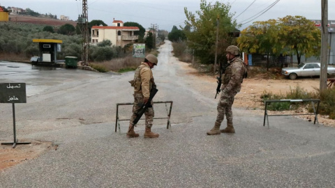 Soldados del ejército libanés controlan un puesto de control en la zona de Marjayoun, al sur del Líbano, a 27 de noviembre de 2024. Soldados del ejército libanés controlan un puesto de control en la zona de Marjayoun, al sur del Líbano, a 27 de noviembre de 2024.