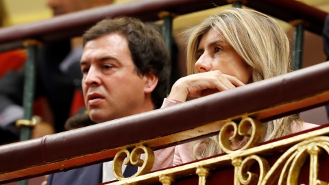 El hermano de Pedro Sánchez, David Sanchez, con kla esposa del líder socialista, Begoña Gómez, en la tribuna de invitados del Congreso de los Diputados, en una imagen de archivo. EFE/Ballesteros El hermano de Pedro Sánchez, David Sanchez, con kla esposa del líder socialista, Begoña Gómez, en la tribuna de invitados del Congreso de los Diputados, en una imagen de archivo. EFE/Ballesteros