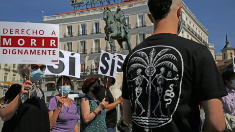 Un grupo de personas se reúne durante la concentración de la asociación Derecho a Morir Dignamente, a 25 de junio de 2021, en Madrid. Un grupo de personas se reúne durante la concentración de la asociación Derecho a Morir Dignamente, a 25 de junio de 2021, en Madrid.