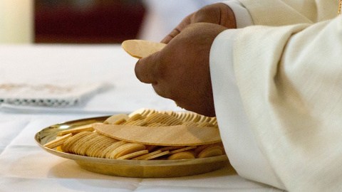 Sacerdote oficiando una misa, en una imagen de archivo. Sacerdote oficiando una misa, en una imagen de archivo.
