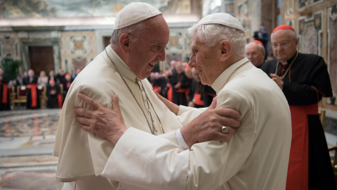 Benedicto XVI y Francisco I. / REUTERS