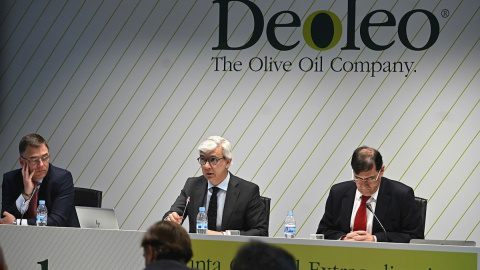 El presidente y consejero delegado de la aceitera Deoleo, Ignacio Silva (c) durante la Junta Extraordinaria de Accionistas en la sede de la compañía en Rivas Vaciamadrid, Madrid. EFE/ Fernando Villar