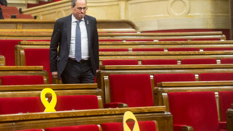 04/01/2020.- El presidente de la Generalitat Quim Torra abandona el hemiciclo tras el pleno extraordinario del Parlamento de Catalunya. / EFE - QUIQUE GARCÍA