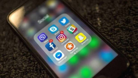 Un teléfono móvil con las aplicaciones de Facebook, Instagram, Slack, Snapchat, Twitter, Skype, Viber ,Teamsnap y Messenger instaladas - EFE