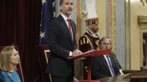 El rey Felipe VI, durante el discurso que pronunció en el Congreso de los Diputados donde los monarcas han presidido la sesión solemne de la conmemoración del 40 aniversario de las elecciones de 1977. EFE/Juan Carlos Hidalgo