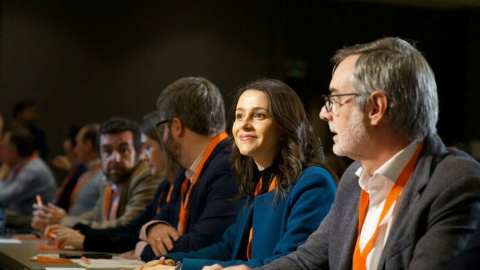 El secretario general en funciones de Ciudadanos, José Manuel Villegas (d) junto a la portavoz en el Congreso Inés Arrimadas (c) y otros cargos del partido. EFE