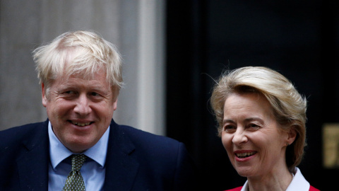 La presidenta de la Comisión Europea, Ursula von der Leyen, y el primer ministro británico Boris Johnson. REUTERS