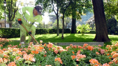 Un jardinero.EFE