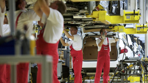 Trabajadores en una fábrica de coches. EFE