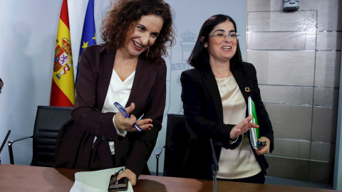 La portavoz del Gobierno María Jesús Montero junto a la ministra de Política Territorial y Función Pública, Carolina Darias./ Juan Carlos Hidalgo (EFE)