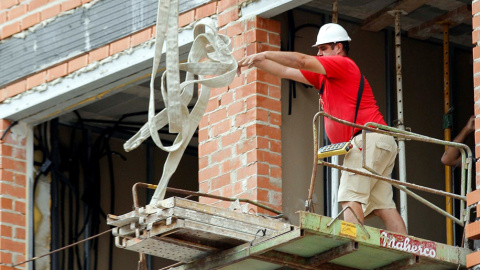 Trabajador de la construcción en una obra en Barcelona. EFE