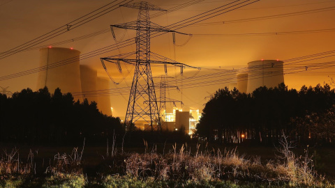 Torres de alta tensión cerca de una central eléctrica. E.P.