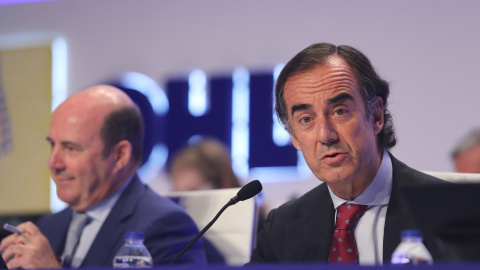 El presidente de OHL, Juan Villar-Mir de Fuentes, durante su intervención en la junta de accionistas de la constructora. EFE/ Angel Díaz