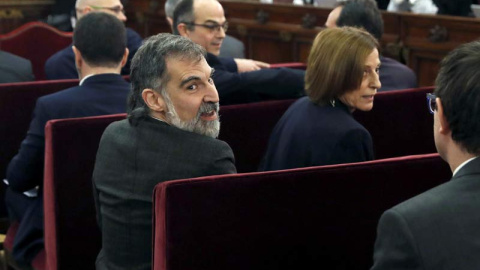 Jordi Cuixart se vuelve de espaldas durante la celebración del juicio sobre el 'procés' en el Tribunal Supremo. (REUTERS)