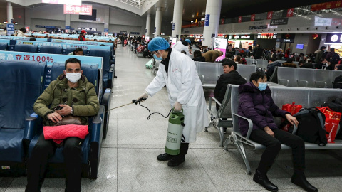 Un operario desinfecta una zona de espera para pasajeros en la estación de tren de Nanchang, en la provincia china de Jiangxi, este miércoles. | EFE