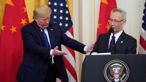 Trump y el artífice de la política económica de China, Liu He, durante la firma del acuerdo - Reuters