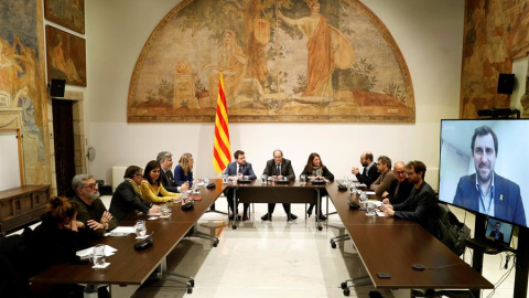 La reunió dels partits i entitats independentistes per consensuar l'estratègia de la mesa de negociació entre governs. EFE / TONI ALBIR.