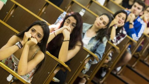Estudiantes en la Universidad de Barcelona esperan para examinarse de Selectividad.- EFE