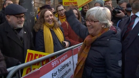 L'exconsellera Clara Ponsatí saludant gent a Edimburg que li ha donat suport.