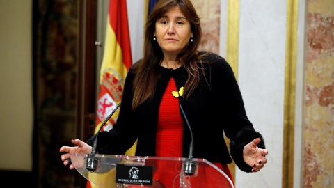 La diputada de JxCat Laura Borrás, durante su comparecencia ante los medios para valorar el discurso de Pedro Sánchez en la primera jornada de la sesión de su investidura como presidente del Gobierno. EFE/Juan Carlos Hidalgo