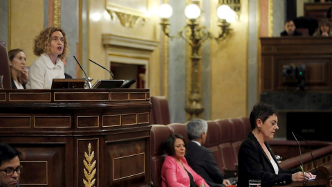 La presidenta del Congreso, Meritxell Batet, y la portavoz de EH Bildu, Mertxe Aizpurua, durante la segunda jornada del debate de investidura de Pedro Sánchez como presidente del Gobierno. EFE/Juan Carlos Hidalgo