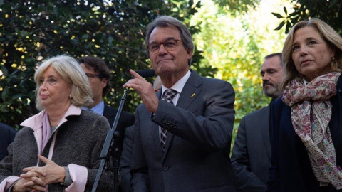 El expresidente de la Generalitat, Artur Mas, franqueado por la exconsellera de la Generalit de Catalunya, Irene Rigau y la exvicepresidenta Joana Ortega en rueda de prensa en relación a la sentencia del 9N. (David Zorrakino - Europa Press