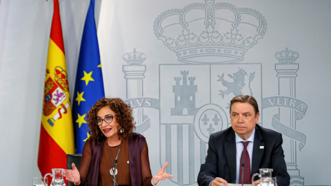 La portavoz del Gobierno y ministra de Hacienda, María Jesús Montero, y el ministro de Agricultura, Pesca y Alimentación, Luis Planas, durante la rueda de prensa posterior a la reunión del Consejo de Ministros. /EFE