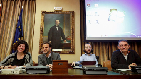 (De i a d) Jaume Asens (2i) y Pablo Echenique (2d) presiden, este jueves, la reunión del Grupo Parlamentario Confederal de Unidas Podemos