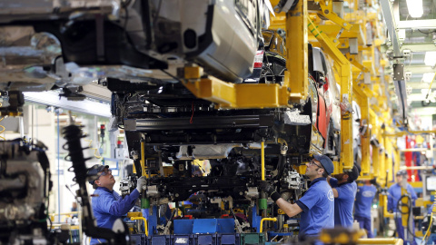 El recurso a los ERE para recortar las plantillas de las empresas arrecia de nuevo y alcanza una intensidad similar a la de los comienzos de la crisis.
