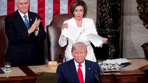 La demócrata Nancy Pelosi, presidenta de la Cámara de Representantes, rompe el discurso de Donald Trup después de que éste se negase a darle la mano. (MICHAEL REYNOLDS | EFE)
