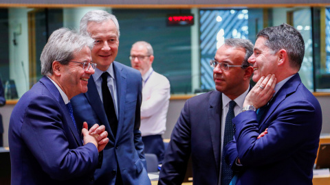 El comisario europeo de Economía, el italiano Paolo Gentiloni, con los ministros de Finanzas de Francia, Bruno Le Maire, Irlanda, Paschal Donohoe, y Grecia, Christos Staikouras, enuna reunión del Eurogrupo en Bruselas. REUTERS/Francois Len