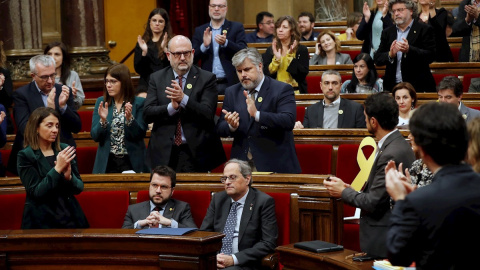 Els diputats i membres del Govern de JxCat aplaudeixen Torra mentre que els d'ERC s'ho miren. EFE / TONI ALBIR