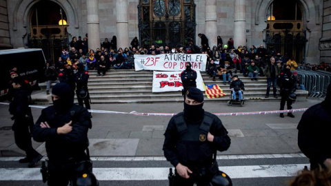 Varias decenas de personas se han concentrado a primera hora de esta mañana ante el Tribunal Superior de Justicia de Catalunya (TSJC). - EFE