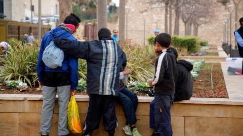 08/02/2019.- Menores migrantes en la Plaza de las Culturas de Melilla. / EFE