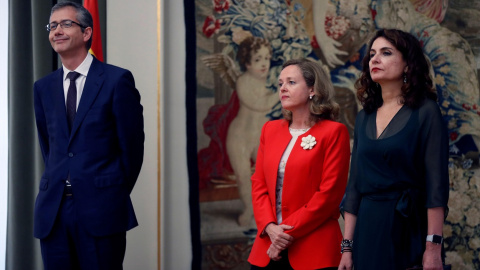 El gobernador del Banco de España, Pablo Hernández de Cos, con las ministras de Economía, Nadia Calviño, y de Hacienda, Maería Jesús Montero, en la toma posesión de su cargo. EFE