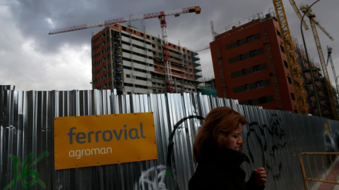 Una mujer pasa junto a una obra de Ferrovial en Madrid. REUTERS/Susana Vera