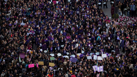 08/03/2020.- Vista aérea de la manifestación del 8M de Madrid a su paso por la Cibeles, conmemorando el Día Internacional de la Mujer, que ha arrancado este domingo desde Atocha con miles de personas abrazando el lema de su cabecera: "Con d