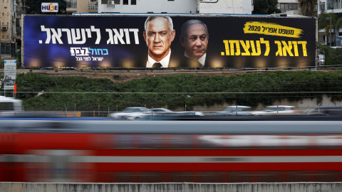 Cartel electoral en Tel Aviv en el que aparecen representados Benny Gantz (i) y Benjamín Netanyahu (d), los dos candidatos a convertirse en primer ministro tras las terceras elecciones en Israel./ Amir Cohen (Reuters)